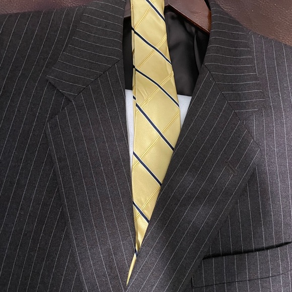 Brown with light gray pin stripes suit size 42R. FREE tie with coat - Picture 2 of 8
